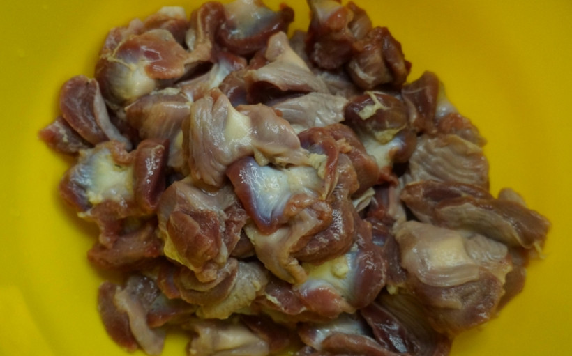 1. Этап. Тушеные куриные желудки: Куриные желудки очищаем, удаляя пленки. Тщательно промываем.