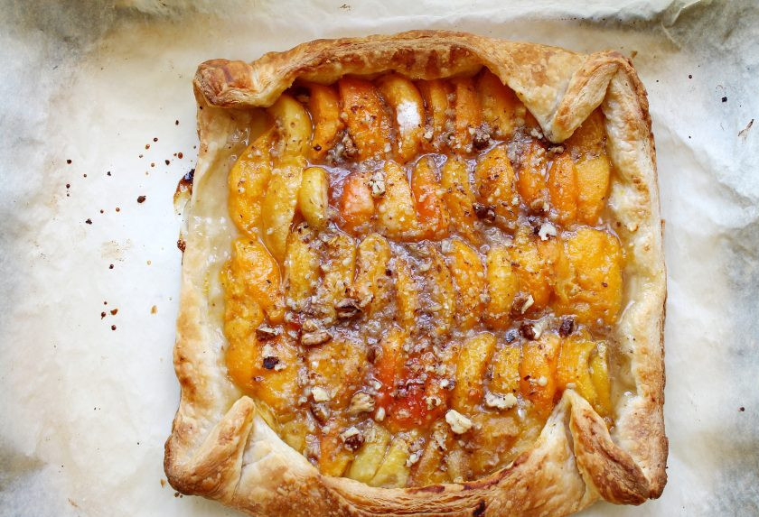 1. Этап. Слоеный пирог с абрикосами: Выпекайте пирог при температуре 180 градусов в течение 25-30 минут, до готовности.