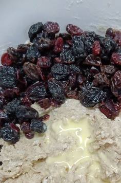 1. Этап. Батон и булочки с изюмом: Хорошо вымешать тесто, в конце замеса добавить промытый и обсушенный изюм и растопленное сливочное масло