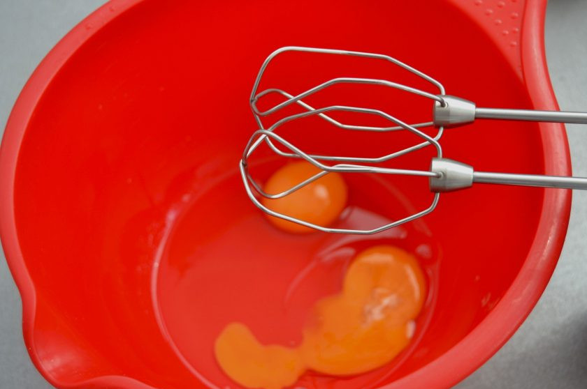 1. Этап. Итальянское яблочное печенье: В емкость для замешивания теста вбейте 2 яйца, добавьте щепотку соли, взбейте.