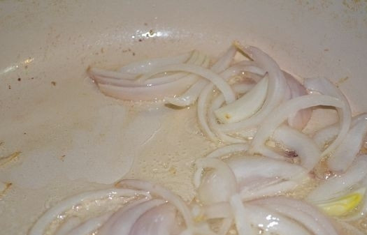 1. Этап. Картофельный суп со свининой: 5. А тем временем можно заняться овощами. На сковороду добавьте чуточку масла и обжарьте лук до прозрачности.