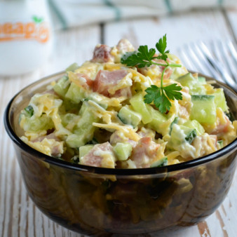 Салат с копченым мясом и огурцом