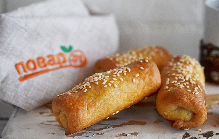 1. Этап. Закусочные трубочки с курицей и овощами: Запекайте в разогретой до 180 градусов духовке около 40 минут.