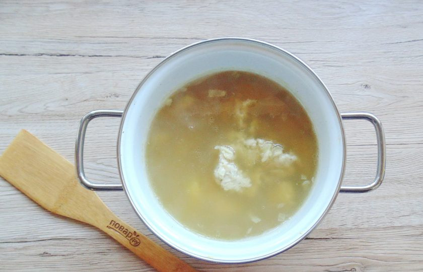 1. Этап. Суп из чечевицы с фаршем: Когда бульон с чечевицей и картофелем будет наполовину готов, добавьте в него обжаренный фарш с луком.