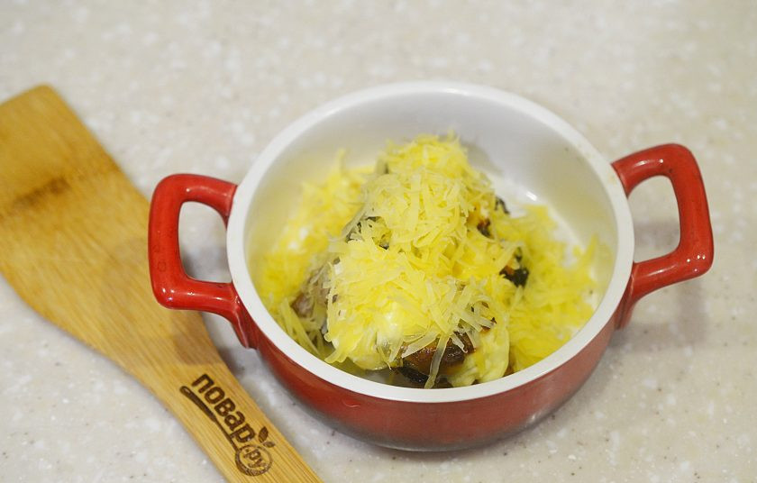 1. Этап. Свинина, запеченная с черносливом: 6. Запекайте в разогретой до 180 градусов духовке около 30 минут, затем посыпьте сыром.