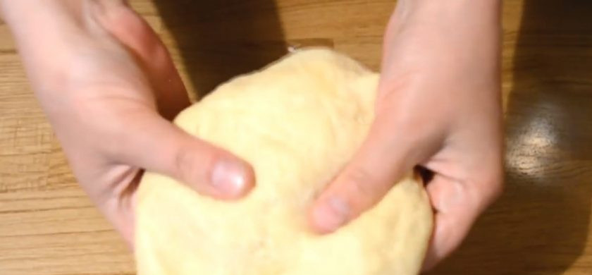 1. Этап. Лимбургский флай: 2. В мерный стакан положите желток и долейте молоко до отметки 125 мл. Размешайте и вылейте жидкие составляющие к сухим. Замесите тесто, оно получится мягким, эластичным и не будет липнуть к рукам.