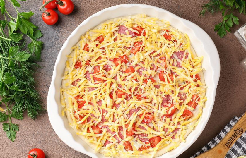 1. Этап. Пицца с горчичным соусом: Посыпьте всё тёртым сыром и запекайте в разогретой до 250 градусов духовке около 10 минут.