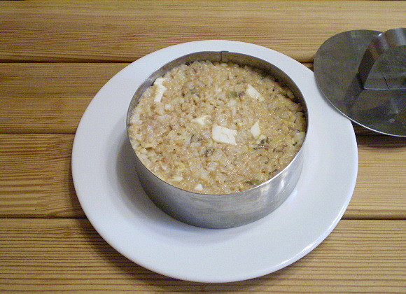 1. Этап. Салат с килькой в томате: Чтобы красиво оформить салат к столу, используйте сервировочное кольцо. Поставьте его на тарелочку, плотно утрамбуйте салат — и снимите с помощью пресса кольцо.