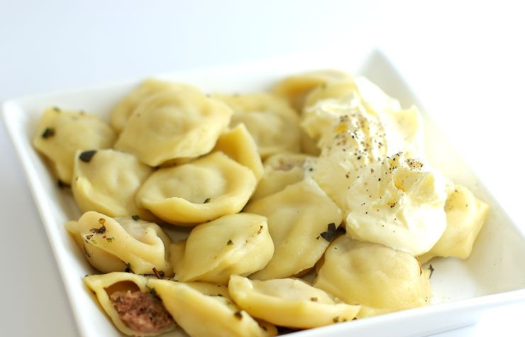 1. Этап. Домашние пельмени: Варим домашние пельмени как и обычные :) Подаем с маслом и со сметаной. Приятного аппетита!