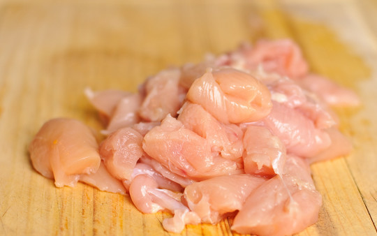 1. Этап. Куриные котлеты с плавленым сыром: 3. Куриное филе нарезаем кусочками.