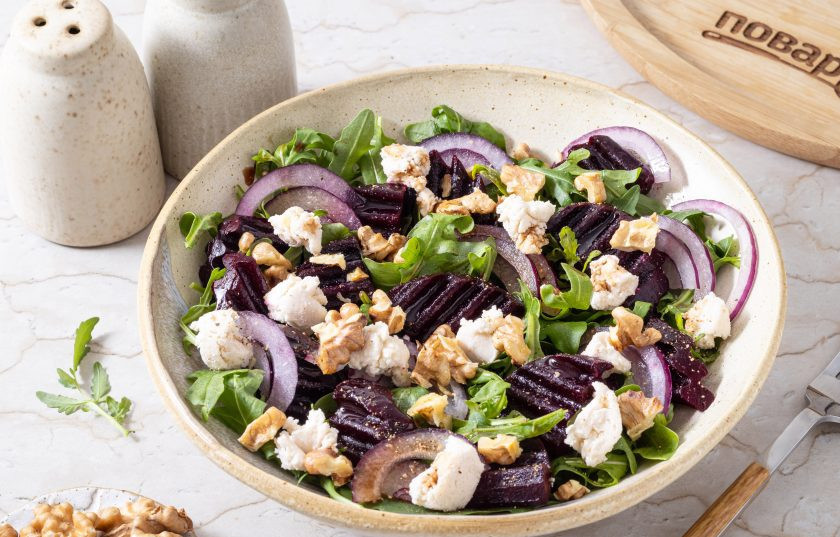 1. Этап. Салат со свеклой и сливочным сыром: Добавьте орехи в миску, посолите и поперчите. Сверху полейте салат оливковым маслом и бальзамическим уксусом.