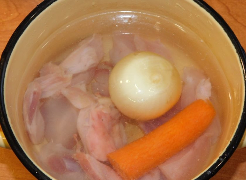 1. Этап. Бульон из дичи: Добавьте лук, морковь и доведите до кипения.