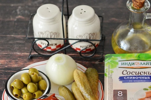 1. Этап. Горячая закуска из сосисок Солянка: Итак, подготовьте всё необходимое для приготовления закуски-солянки из сосисок. Главное, чтобы сосиски были вкусными и качественными. Мой выбор пал на 