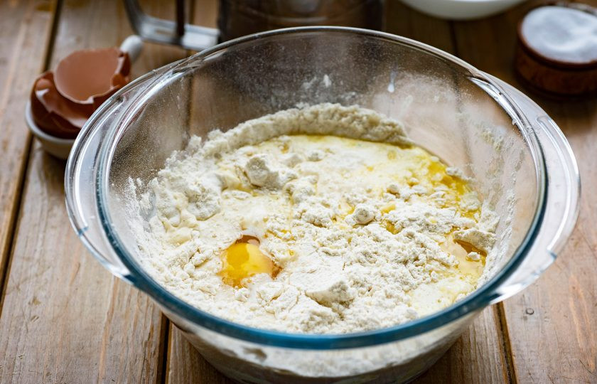 1. Этап. Молочное печенье с топинамбуром: Залейте к сухой смеси молоко, растопленное сливочное масло, вбейте яйцо.