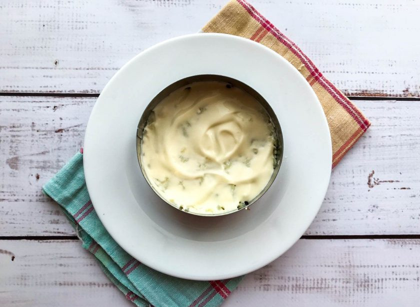 1. Этап. Салат со свеклой и шпротами: Картофель смажьте майонезом.