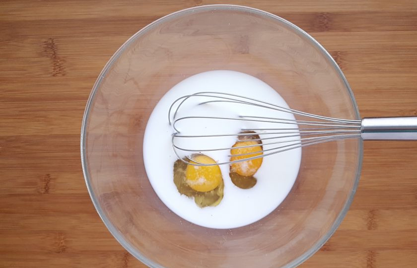 1. Этап. Рыбный пирог с тестом фило: Приготовьте заливку. В миске смешайте сливки и два яйца до однородности. Добавьте соль по вкусу.