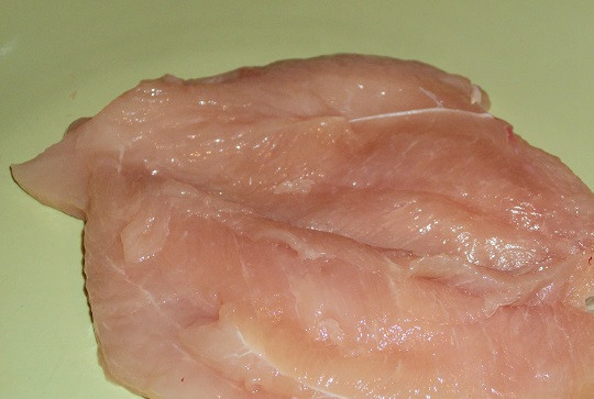 1. Этап. Фаршированная куриная грудка: 1. Куриную грудку вымыть и слегка обсушить. Острым ножом разрезать вдоль на две части, стараясь сделать их ровными и без дырочек.