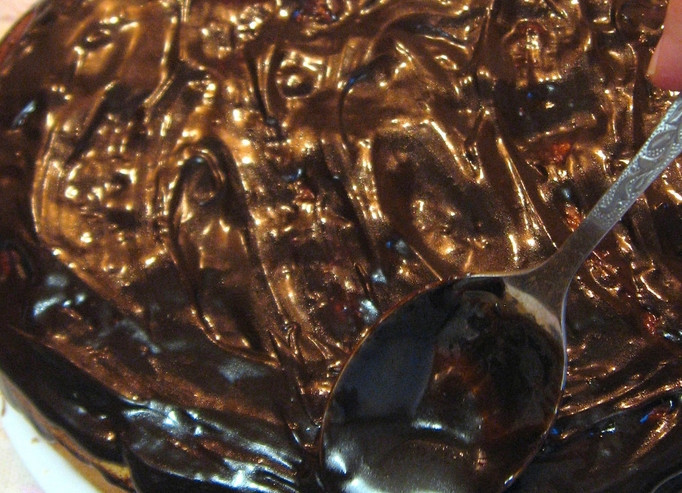 1. Этап. Самый быстрый бисквитный торт: Соединяем половинки бисквита и поливаем верхушку глазурью. Ставим торт в холодильник для застывания на 30 минут.