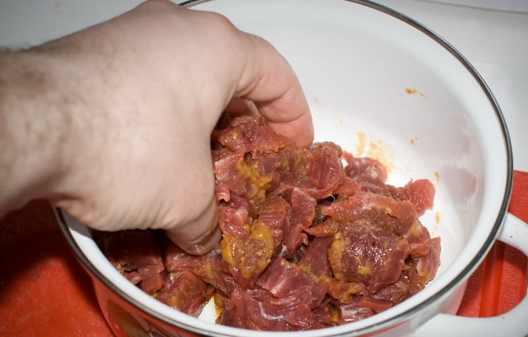 1. Этап. Мясо по-монгольски: Мясные кусочки немного помять и смешать с маринадом. Оставить на часик. В это время можно поставить варить рис для гарнира.