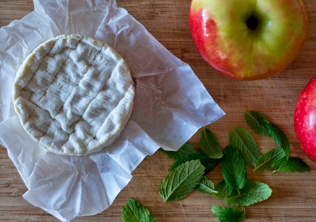 1. Этап. Тарт с яблоками и сыром: 5. Яблоки нарежьте тонкими дольками, удалив кожицу, и выложите на основу. Сверху добавьте кусочки сыра. Мяту промойте.