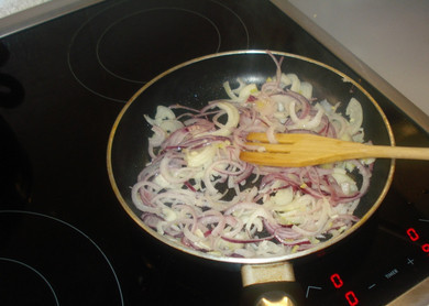 1. Этап. Пельмени, запеченные с сыром: 2. На сковороду налить немного растительного масла и как следует его разогреть. Отправить туда лук и обжарить немного, постоянно помешивая. Лук не должен зажариться, а лишь стать слегка мягким.