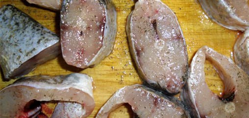 1. Этап. Щука на сковороде: 1. Рыбу режем кусочками примерно в три сантиметра толщиной. Натираем солью и перцем.