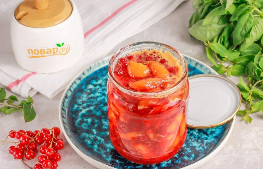 1. Этап. Варенье из красной смородины и персиков: Ошпарьте банку и крышку кипятком и выложите в нее горячее варенье до верха.