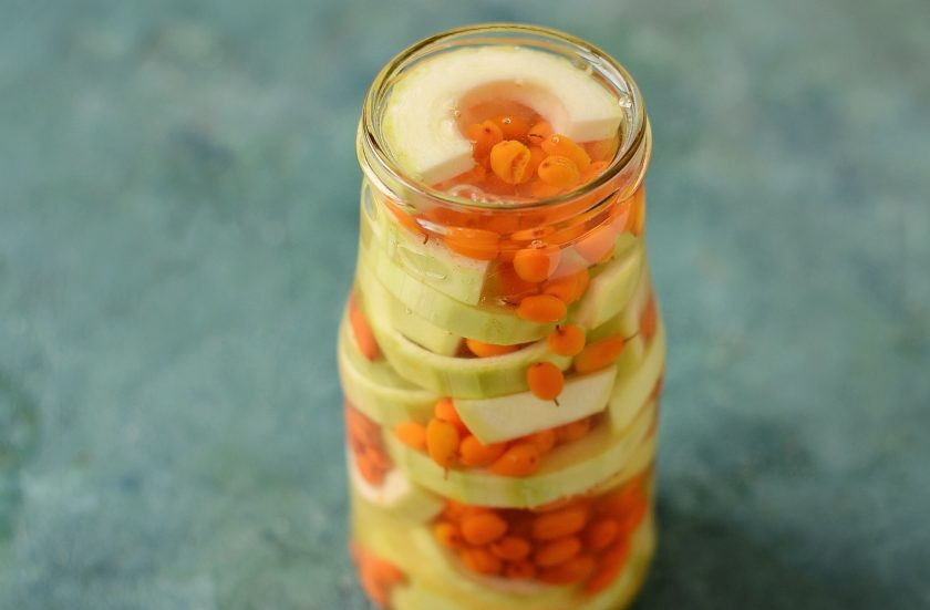 1. Этап. Кабачки с облепихой на зиму: Залейте кипятком и оставьте на 5 минут.