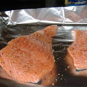 1. Этап. Кремовая паста с лососем: Посыпаем стейки небольшим количеством перца и добавляем немного лимонного сока. Запекаем лосось в духовке при температуре 220C в течении 20-25 минут.