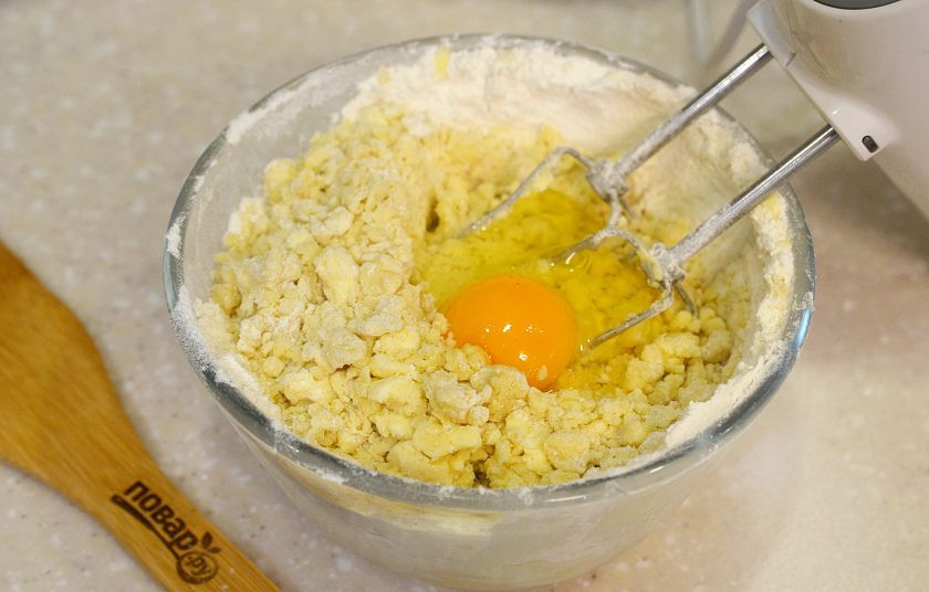 1. Этап. Пирожное Жербо: 4. Вбейте яйцо.