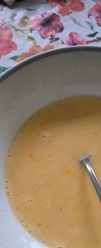 1. Этап. Омлет с джусаем: Джусай нарезать. Яйца немного взбить вилочкой. Добавить воду, молоко, соль, перец. Перемешать.