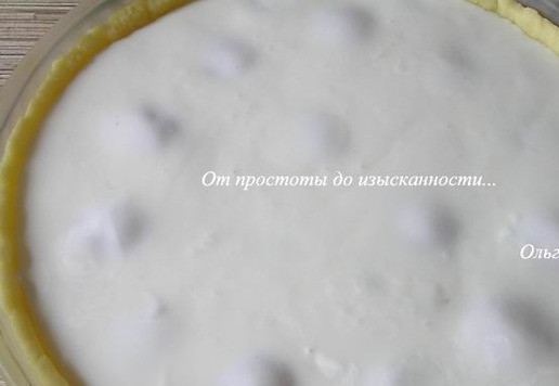 1. Этап. Пирог с абрикосами и малиной: Залейте сметанной смесью.