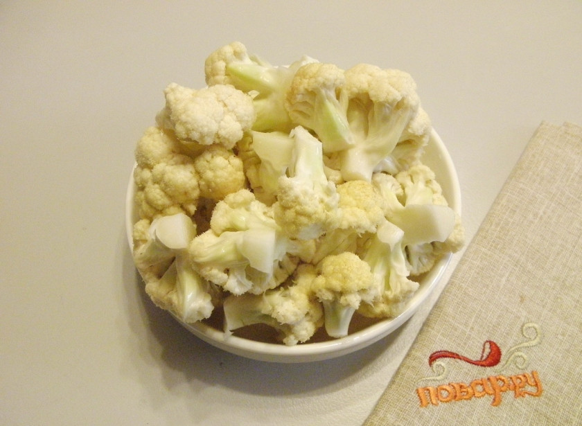 1. Этап. Цветная капуста в кляре с сыром: Капусту разберите на соцветия, острым ножом срежьте с кочерыжки.