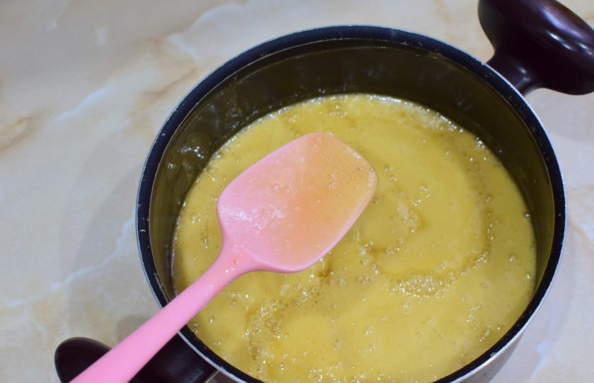 1. Этап. Медовик с малиной: Масса начнет пениться и увеличиваться в размере. Мешая, подержите на огне в течение минуты. Затем снимите кастрюлю с огня и остудите до теплого состояния.