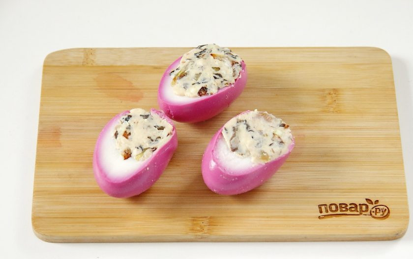 1. Этап. Закуска Поросята: Наполните яйца готовой начинкой.