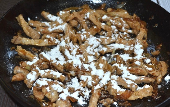 1. Этап. Свинина в имбирном соусе: 9. Добавьте крахмал.