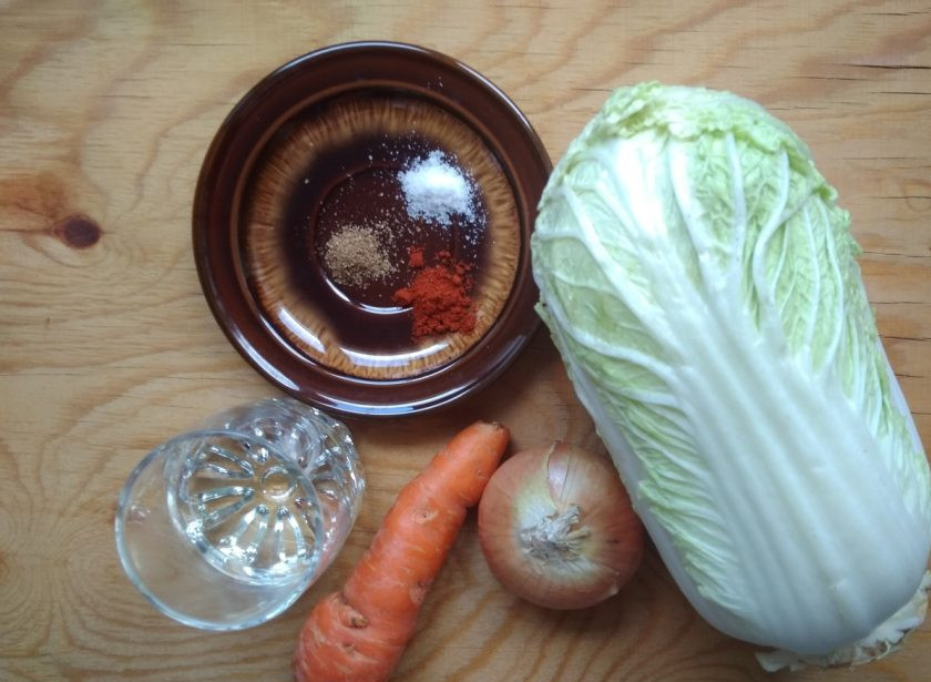 1. Этап. Тушеная пекинская капуста с морковью: 1. Подготовьте необходимые продукты.