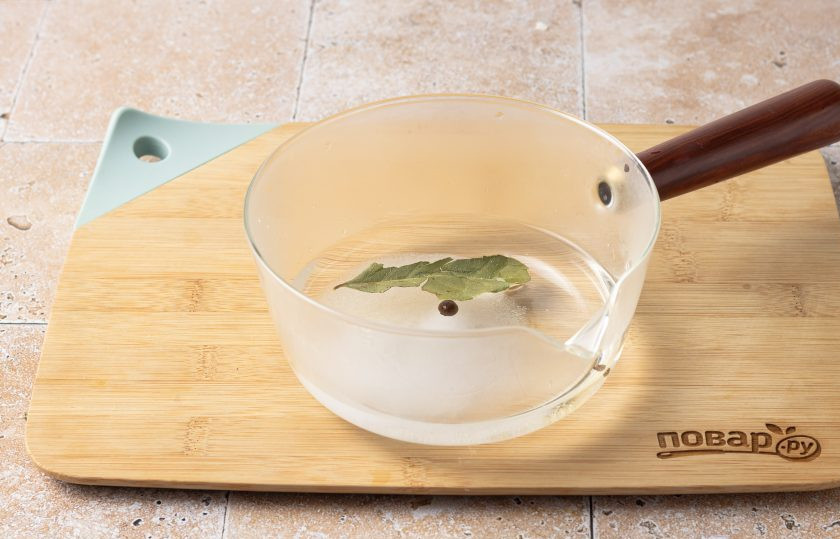 1. Этап. Маринованный чеснок по-азербайджански: Для маринада вскипятите воду с уксусом. Добавьте все специи, соль и сахар.