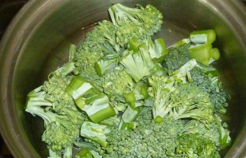 1. Этап. Паста с брокколи и орехами: Брокколи отварите или приготовьте на пару до мягкости.