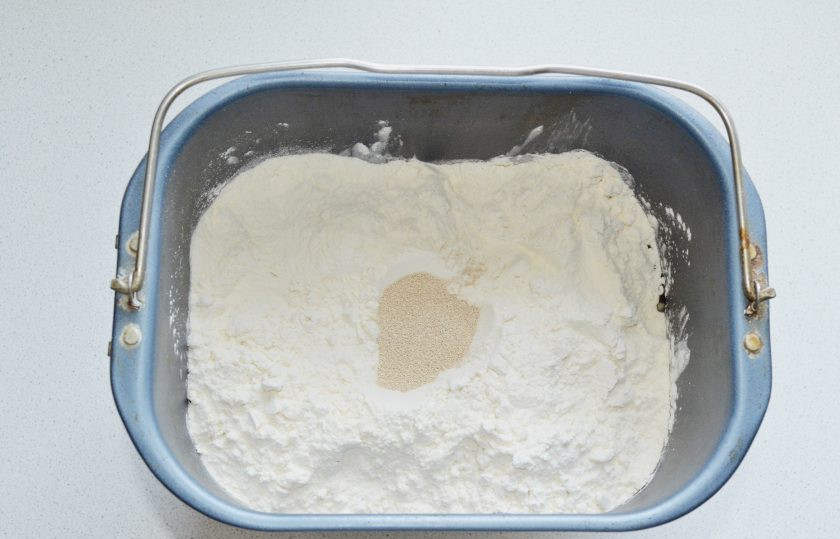 1. Этап. Хачапури с курицей: Тесто я предпочитаю делать в хлебопечке. Все жидкие ингредиенты на дно, муку и дрожжи - сверху.