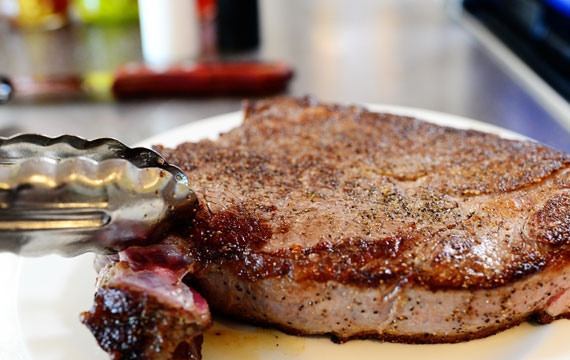 1. Этап. Острая тушеная говядина по-итальянски: Удаляем обжаренное мясо из сковороды, перекладываем на тарелочку.