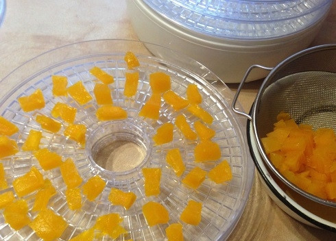 1. Этап. Тыквенные цукаты: Затем опять откидываем тыкву на дуршлаг. Когда весь сироп стечет, выложим кусочки тыквы на решетки овощесушилки или на любую решетку в духовку.