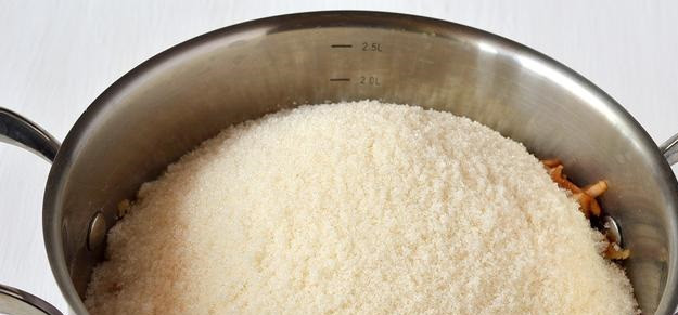 1. Этап. Варенье из яблок без закатки: Сверху полейте яблоки лимонным соком и засыпьте сахаром. Оставляем так на 1 час, яблоки должны пустить сок.