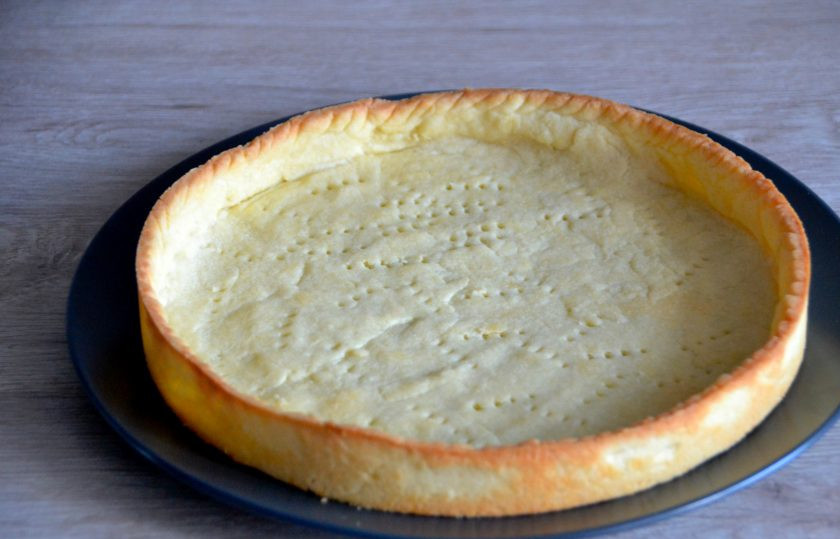 1. Этап. Баноффи пай с выпечкой: Выпекайте основу для пирога при температуре 180 градусов примерно 15 минут до золотистого цвета. Аккуратно извлеките основу из формы для сборки.