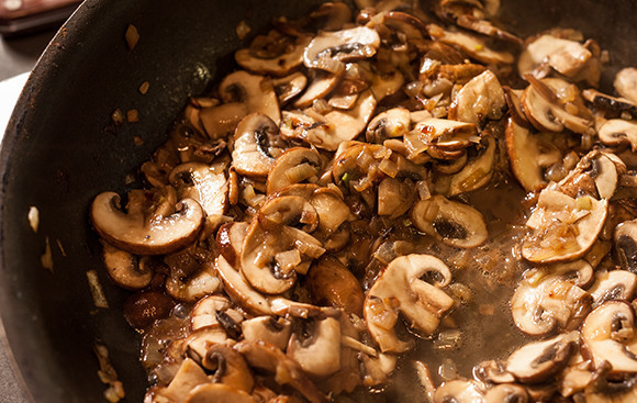 1. Этап. Спагетти под грибным соусом: 1. Спагетти отварим, как указано на упаковке, и откинем на дуршлаг.