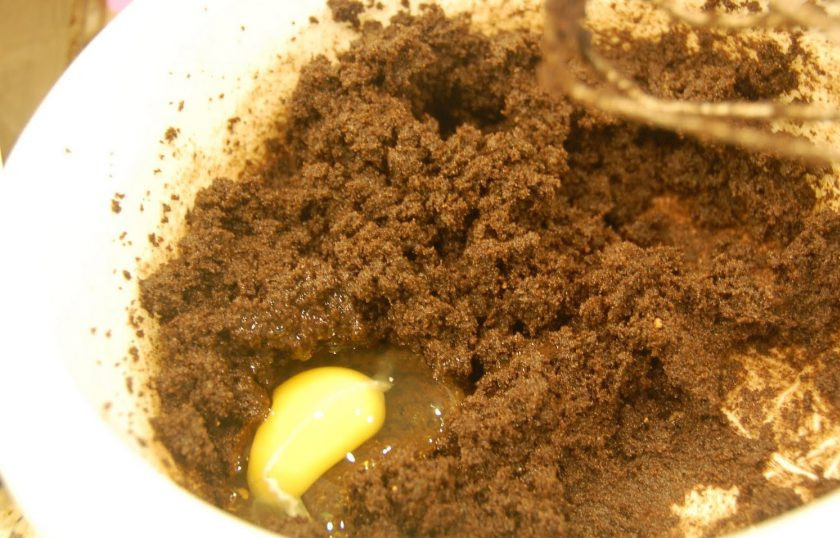 1. Этап. Очень шоколадный торт: 7. По одному введите куриные яйца, хорошенько перемешивая после каждого.