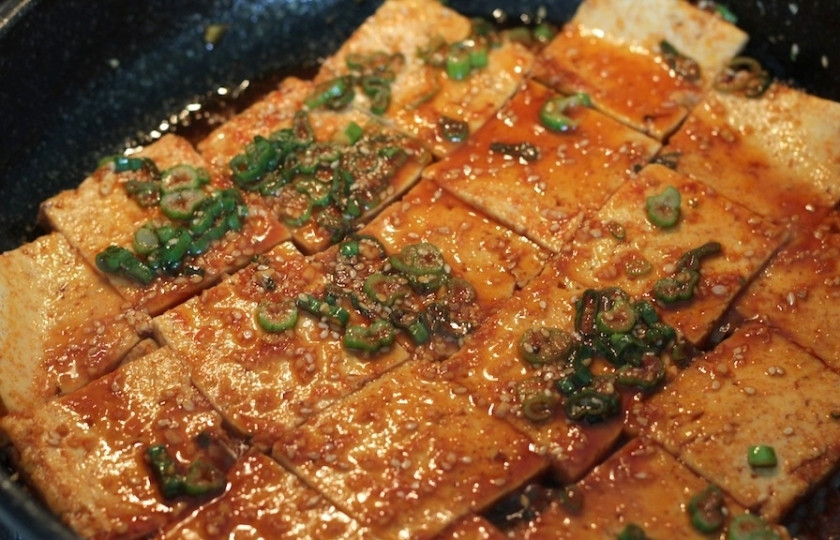 1. Этап. Припущенный тофу: Готовим еще 2-3 минуты на среднем огне.