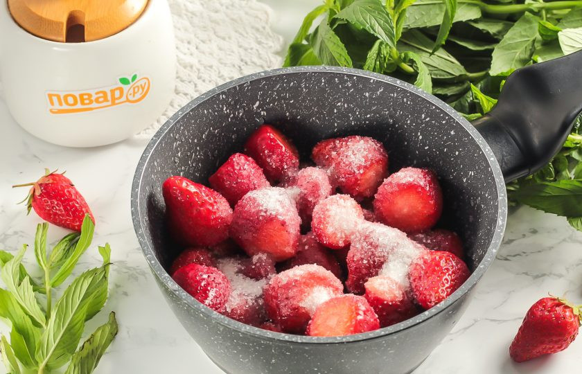 1. Этап. Варенье из клубники с водкой: Срежьте хвостики с ягод и выложите их в казан или ковш с антипригарным покрытием.