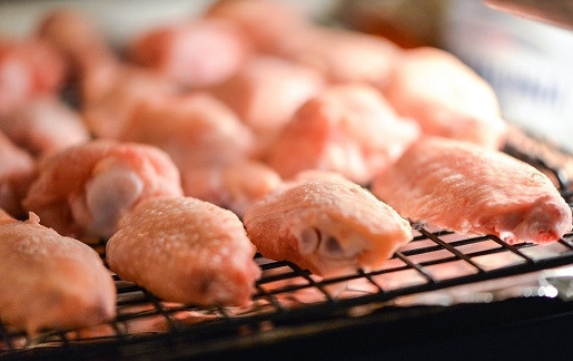 1. Этап. Куриные крылышки на гриле: 1. Первым делом нужно вымыть как следует крылышки и дать им хорошо обсохнуть.