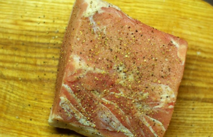 1. Этап. Корейка запеченная: Цельный кусок перчим и солим со всех сторон.